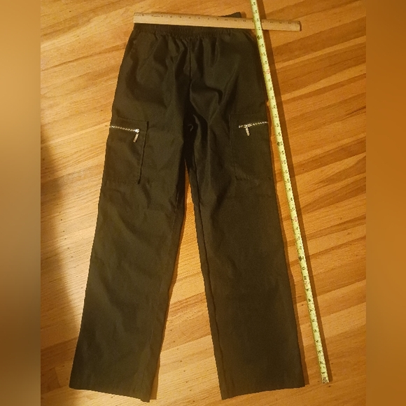 BRAND NEW Without Tags Black Cargo Pants with Zipper Pockets - Picture 2 of 4